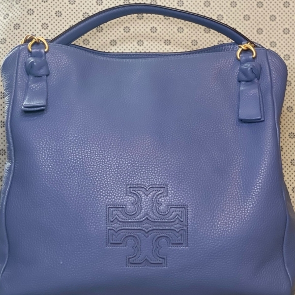 Tory Burch Handbags - Gorgeous Tory Burch Purse Pebble Leather in Gorgeous Peridot Blue Color 💙 😍